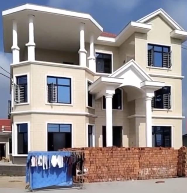 农村自建房,看完还觉得农村人穷吗,其实都是