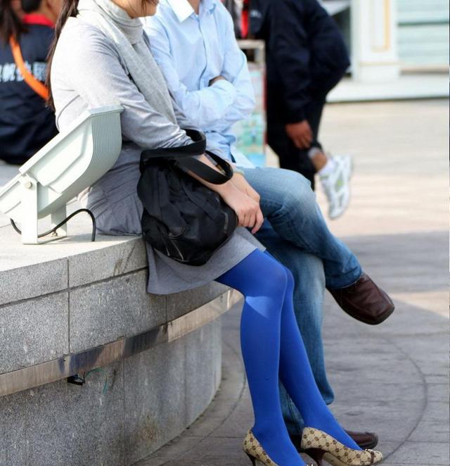 时尚街拍show:广场上穿蓝色丝袜的美女