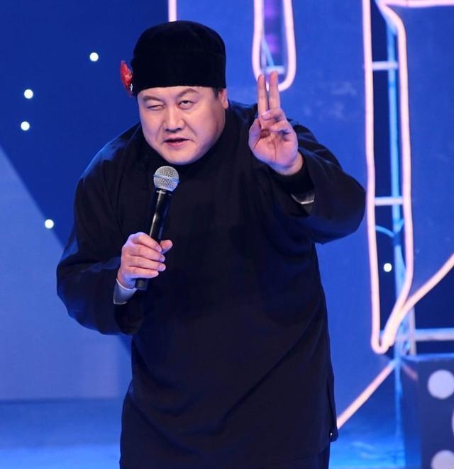 虽然赵本水靠着模仿赵本山,早就成为了百万富翁,但是妻子和他离婚后
