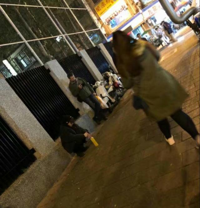 网友半夜偶遇杨洋蹲在路边，下蹲的姿势真是迷人