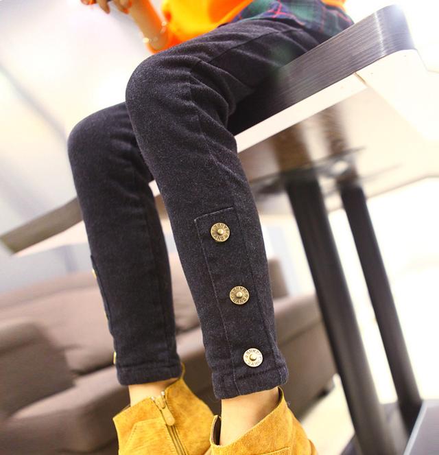 孩子冬天在幼儿园穿什么裤子?一条加绒裤就够