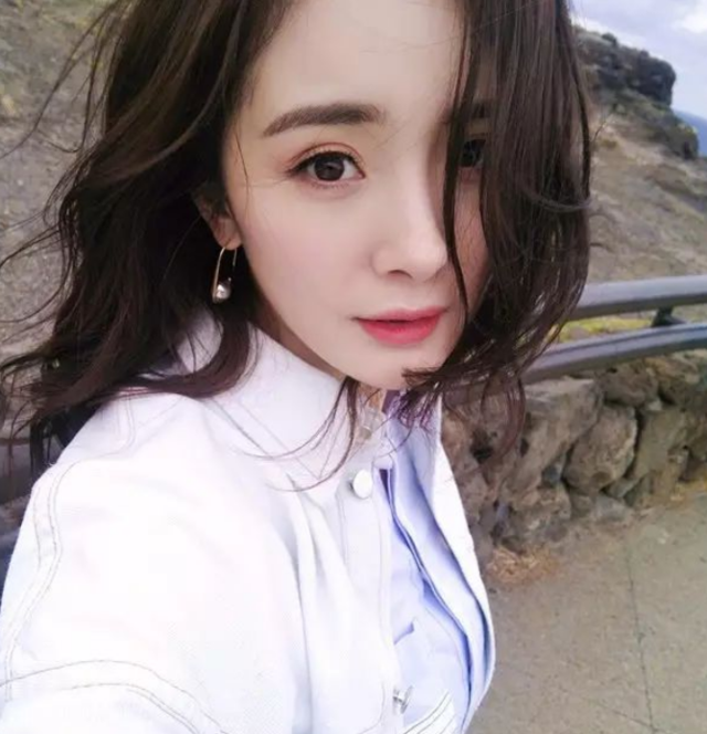 杨幂的挡脸自拍,挡不住的是完美的妆容啊!