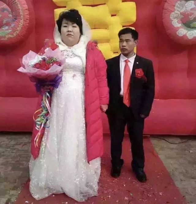 一小贼,半夜爬到别人家偷东西!