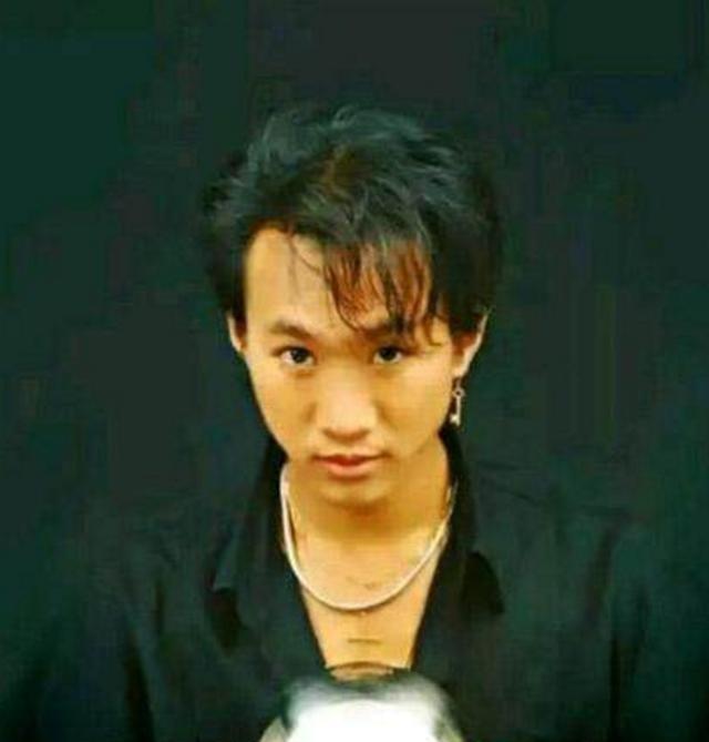 黄家驹的穿衣方式想尝试吗?