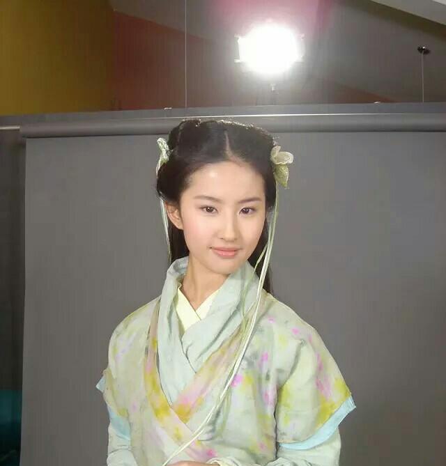 刘亦菲和胡歌早年合照曝光,与现在毫无差别吗