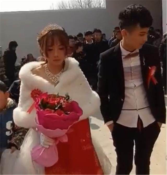 农村刚毕业小孩结婚,婚礼上,年轻新娘一脸不情愿甩开新郎的搀扶