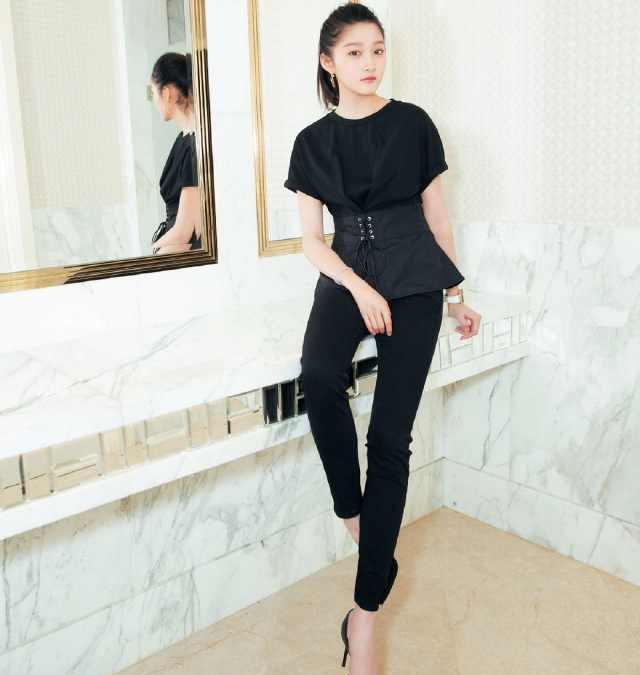 关晓彤最新近照曝光,紧身裤美腿很抢镜,这腿鹿