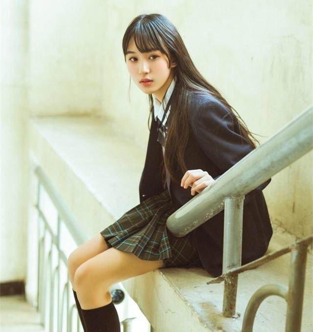 厉害啦！00后女生校服照意外走红，被称“最好看的校服女神”
