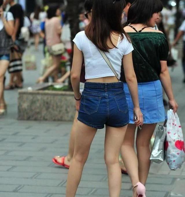 街拍:周末街头热裤美女实拍,美腿翘臀,街头永不变色的