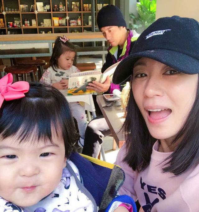 近日贾静雯微博晒一家四口的照片,网友评论:咬