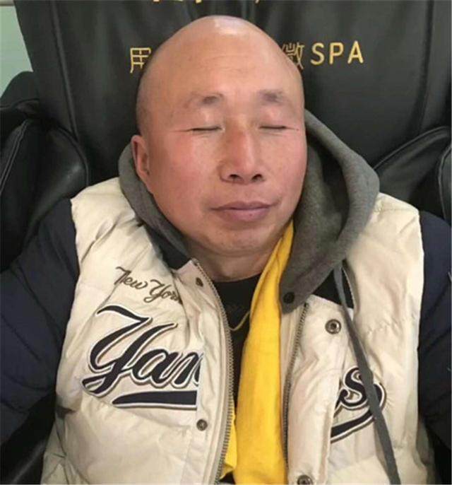 图2,这是一位普通谢顶中年男人,他可是大有来头,粉丝几十万,是一个小