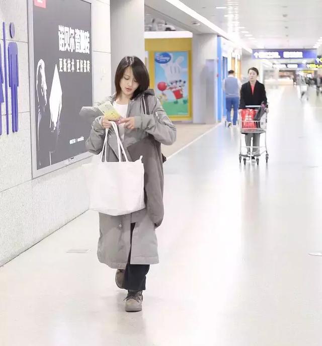 郑爽最新街拍开启了机场拾荒风格，穿成这样到底是故意还是随性?