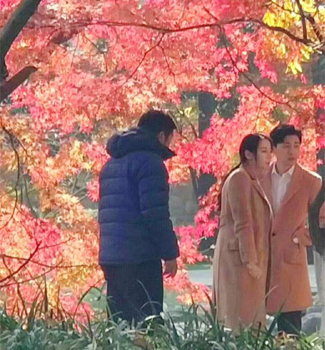 邓伦迪丽热巴穿情侣装拍戏现场冻得发抖,两人