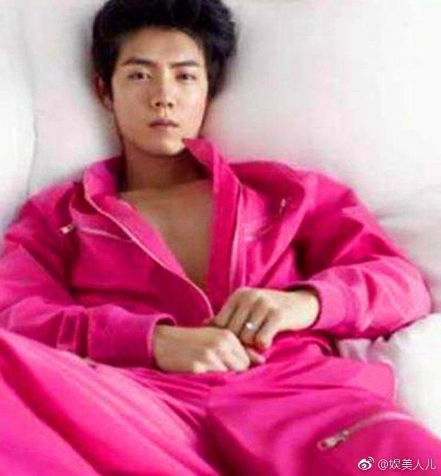 明星睡衣照片大公开,刘雯酷帅、杨幂粉嫩、鹿