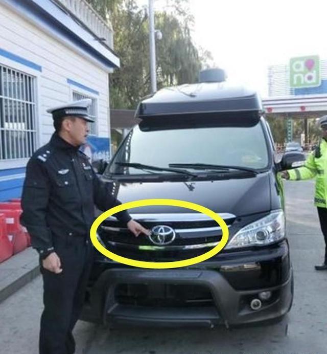 车主为面子将屌丝车改装成丰田豪车,但还是没逃过交警的火眼金睛