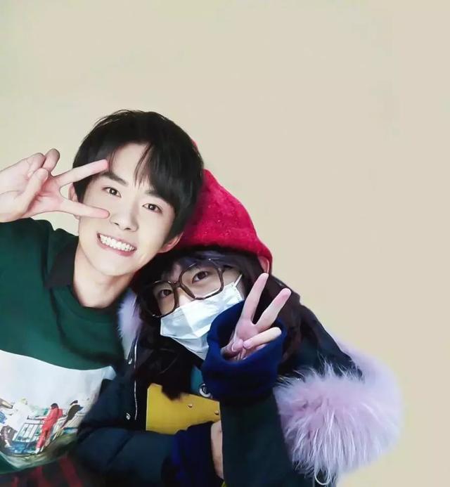 易烊千玺点亮手机低头微笑,无意暴露屏幕壁纸,网友:好一位女神