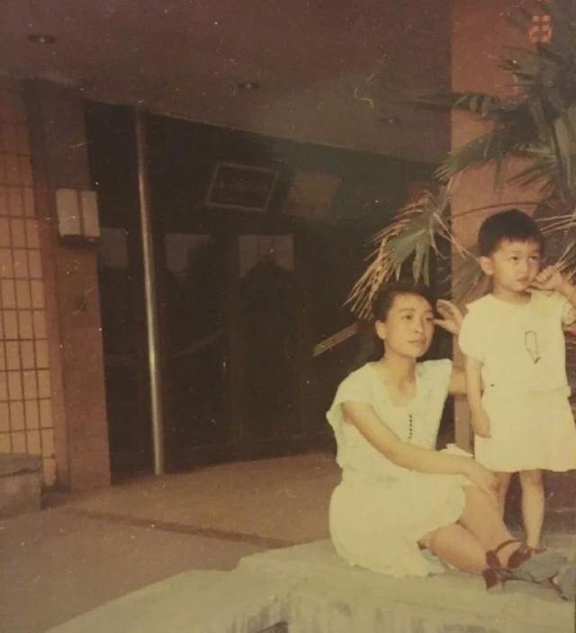 这些明星小时候的模样你能认出吗？黄子韬的妈妈最有气质