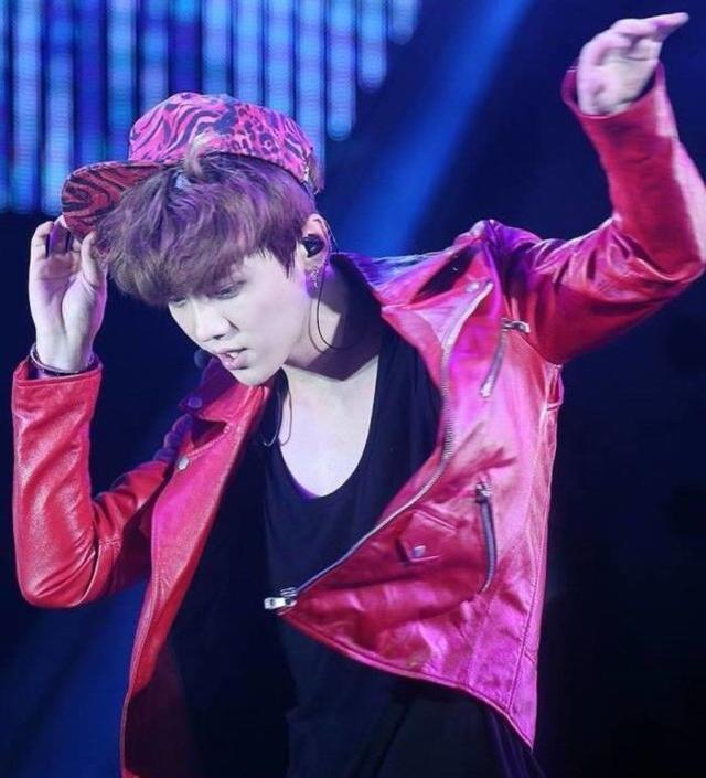 鹿晗现身《热血街舞团》,歪戴小白帽,破洞裤扎