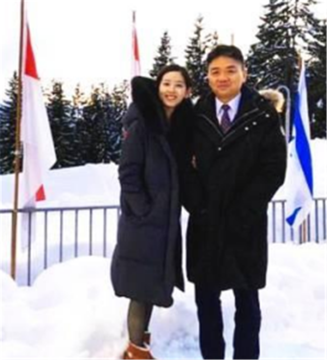 被问及京东名字的由来,全场尴尬,只有她面带