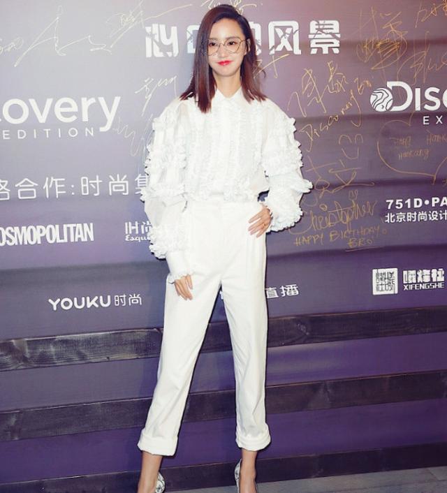 张歆艺上身穿着白色宽松卫衣,外搭黑色机车皮衣,帅气十足.