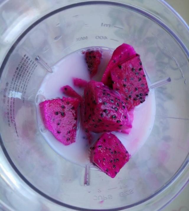 和火龙果加在一起,放入冰箱两个小时,拿出来吃