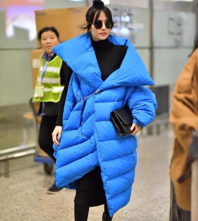 张嘉倪身穿不规则羽绒服现身机场,网友:简直是穿了一条"棉被"