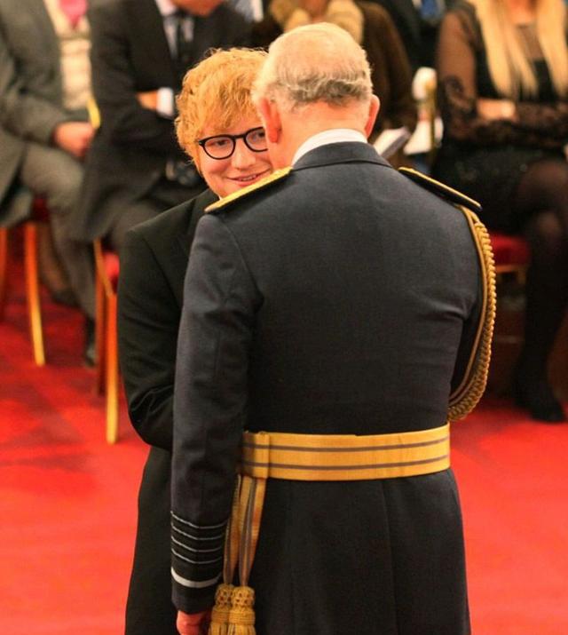 26岁英国著名歌手Ed Sheeran被授予英国MBE勋章