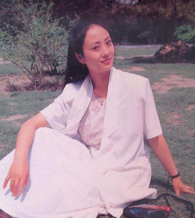 当年她被誉为最美西施,与何晴齐名,如今却已藏形匿影让人怀恋!