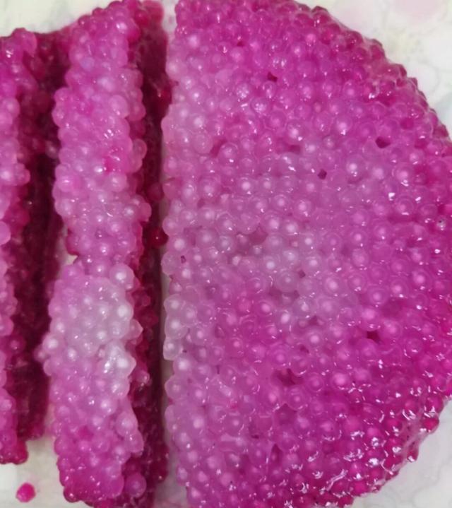 和火龙果加在一起,放入冰箱两个小时,拿出来吃