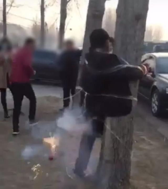 滨州街头再现恶俗婚闹,新郎被闹屁股冒烟,还有更不堪入目的