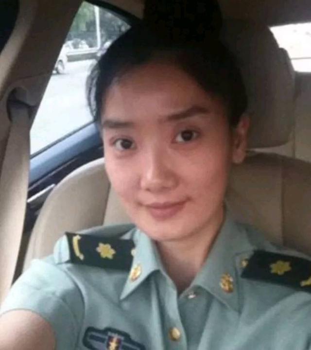 "凤凰传奇"玲花近期素颜照被曝光,网友:真是判若俩人