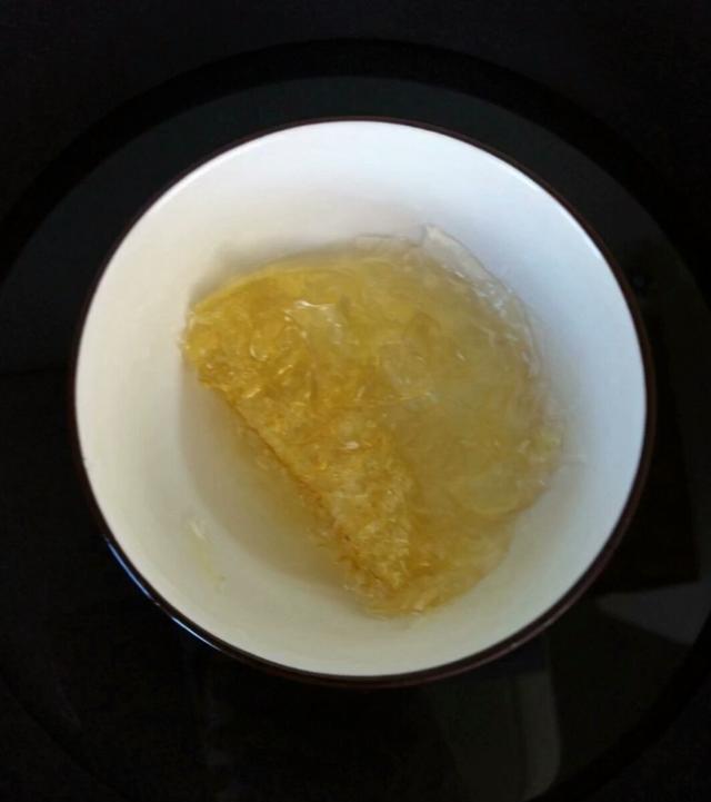 和火龙果加在一起,放入冰箱两个小时,拿出来吃