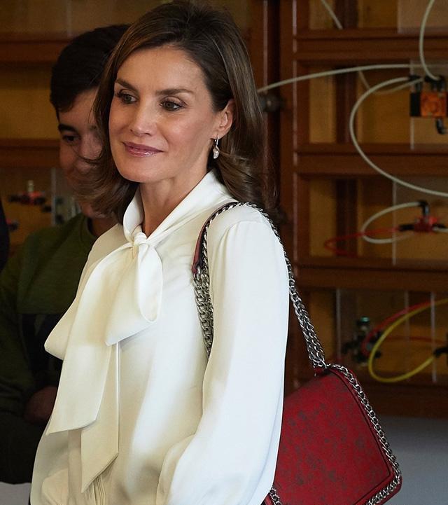 西班牙王后和约旦王后:穿白衬衫的缪斯女神