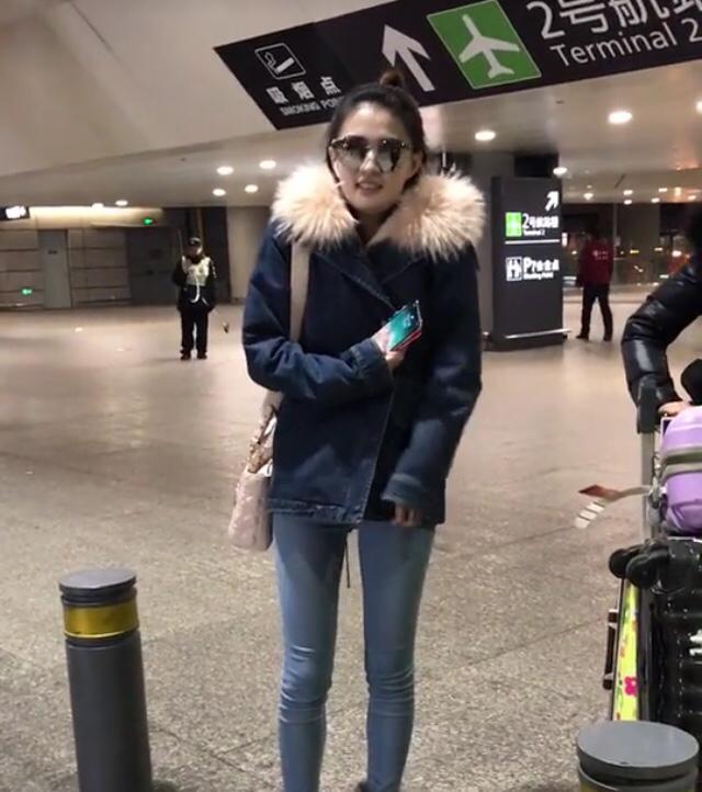徐璐在机场冻的直跺脚, 牙齿发抖抓紧衣服, 面对粉丝