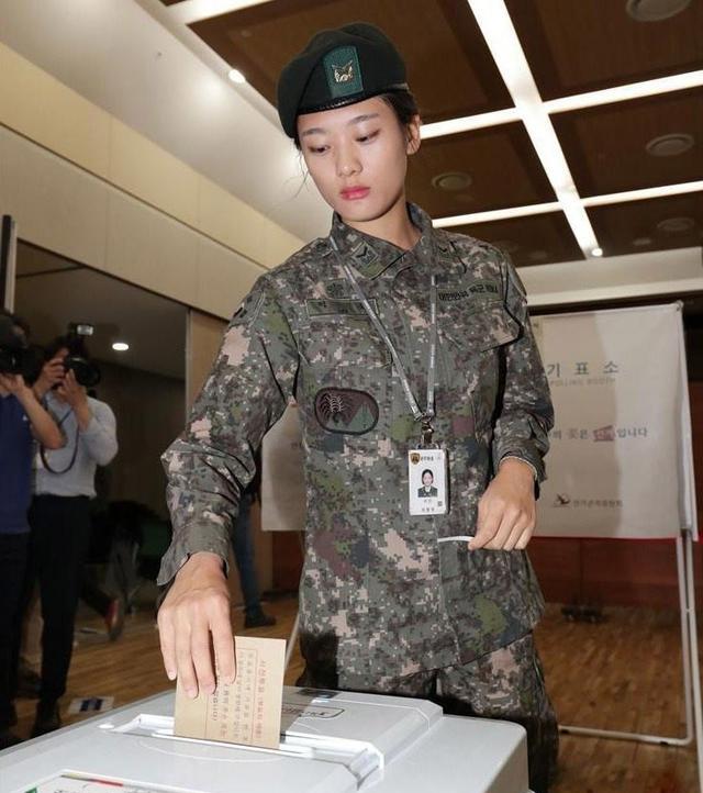 韩国最漂亮女兵集结完毕!请首长检阅,我觉得第5张最漂亮!