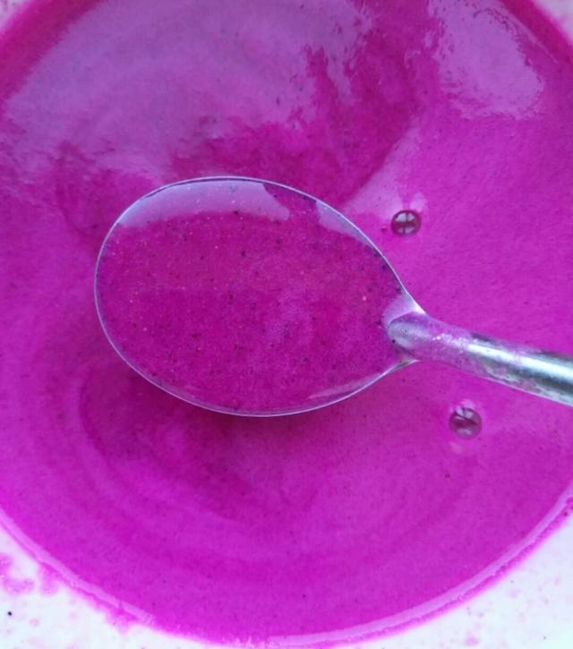 和火龙果加在一起,放入冰箱两个小时,拿出来吃