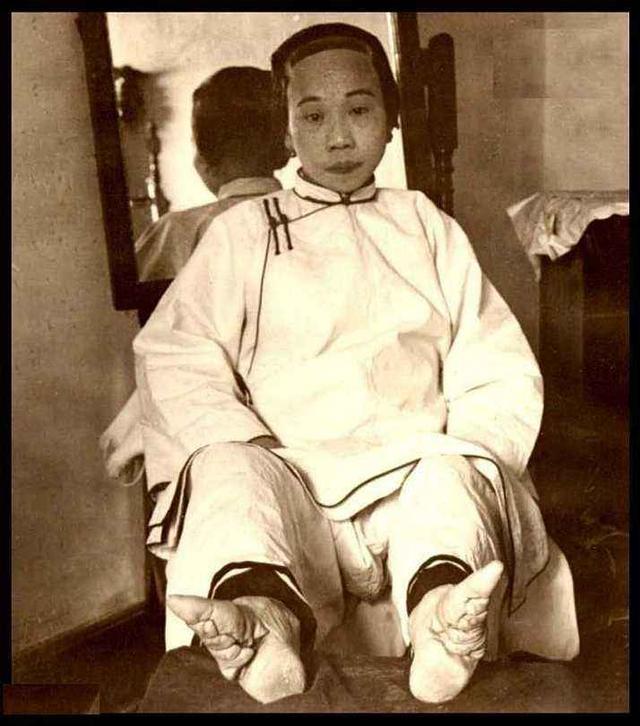 清朝的女性同胞们,看着看着,感觉我的脚都疼!
