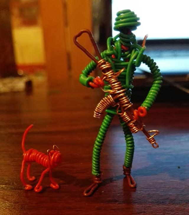 废弃的铜丝电线配上人物造型和一把尖嘴钳 电线娃娃个