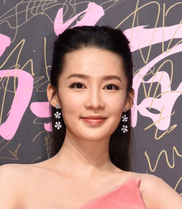 高清镜头下的李沁看上去脸感觉变大了,不过印象中她原本就这脸型.