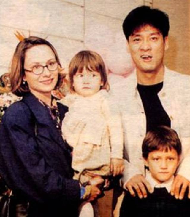 结婚30年,周华健57岁外国妻子近照曝光,原来妻子长这样!