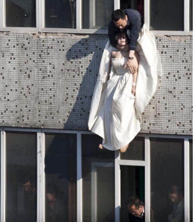 女子结婚三天，穿着婚纱跳楼自杀，众人听到孩子一句话，立刻报警
