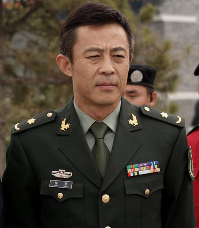 由于擅长扮演特种兵,侯勇还在系列剧《特种兵之火凤凰》中饰演狼牙特