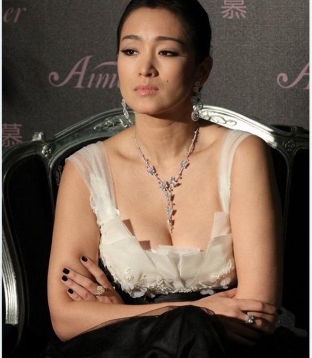 巩俐近照, 低头弯腰露出亮点, 网友: 胖对了部位