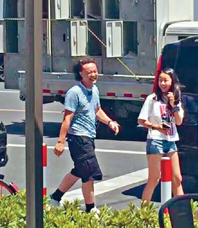陈奕迅女儿陈康堤妈妈逛街 大长腿瞩目和徐濠縈一个模子刻出来