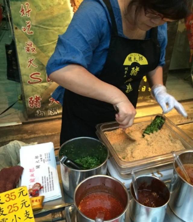 九零后妹子摆摊卖"罕见小吃",长约30厘米,轻松月入万