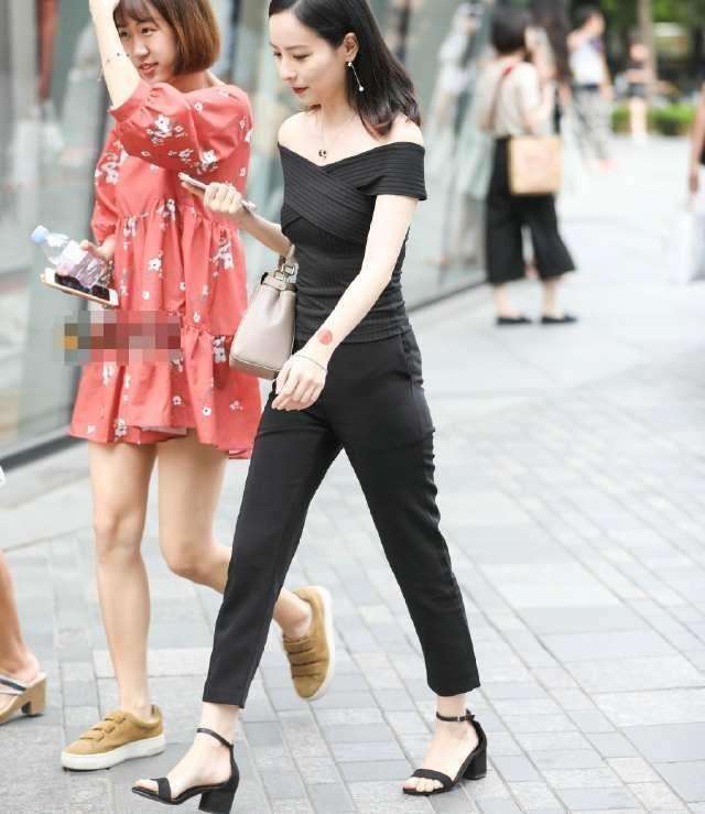 街拍内衣胸_性感内衣美女胸大