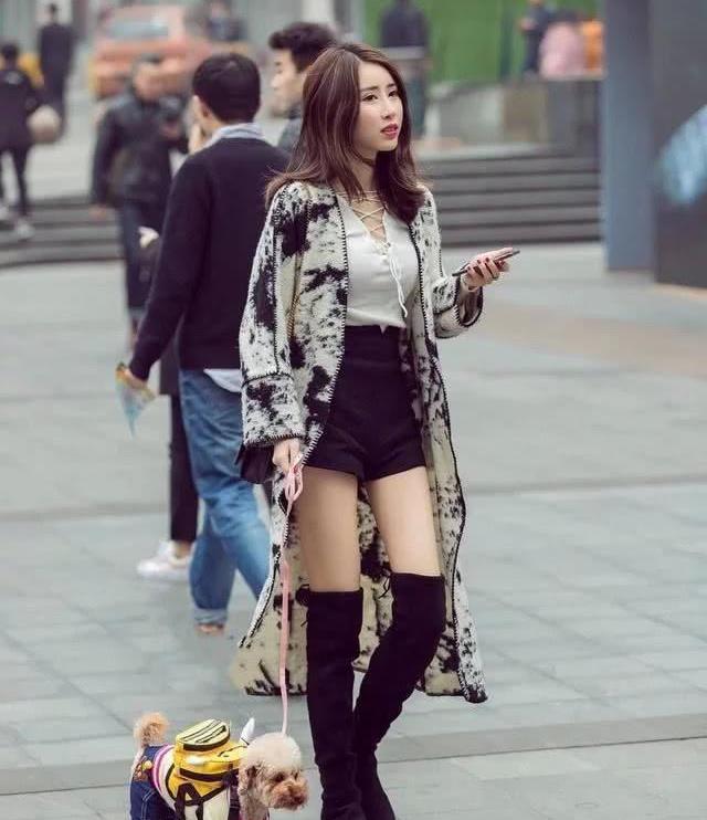 街拍:周末街头热裤美女实拍,美腿翘臀,街头永不变色的