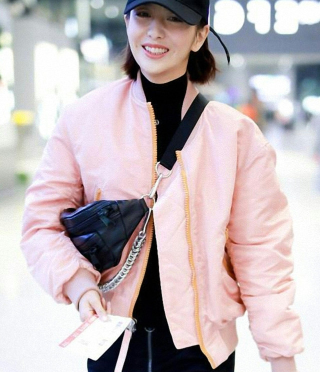 李小璐和佟丽娅年龄相差只有3岁,同穿粉色外套