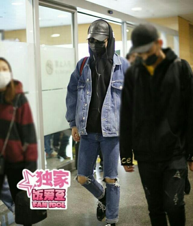 白敬亭为穿破洞牛仔裤超拼!竟在里面穿肉色秋