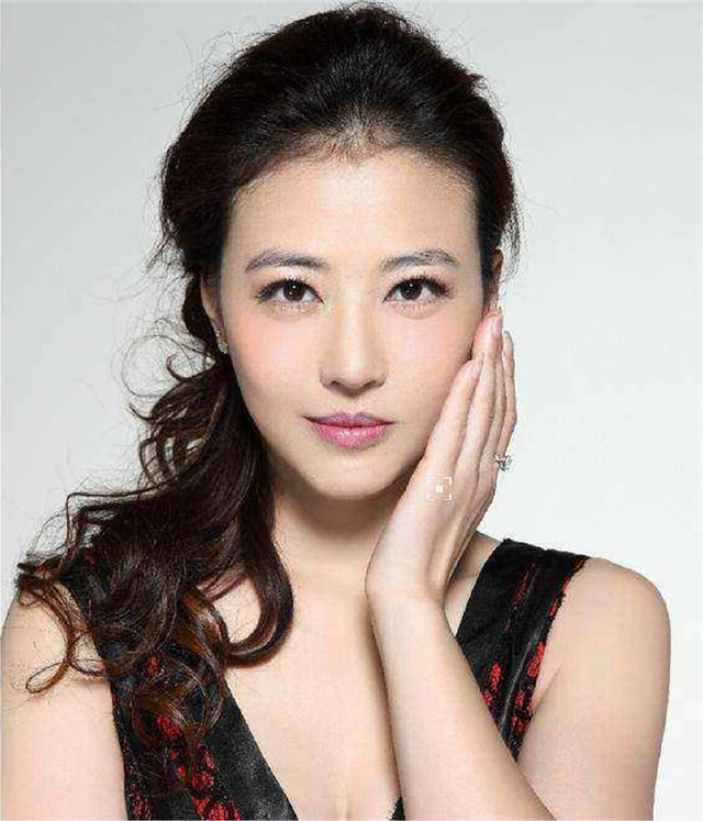 娱乐圈的又一个"冻龄女神",胸围傲人看起来年轻有料
